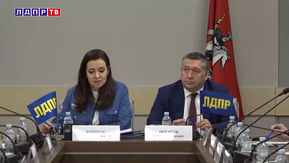 Вопросы дефицита кадров и востребованность профессиональных компетенций обсудили в стенах Мосгордумы